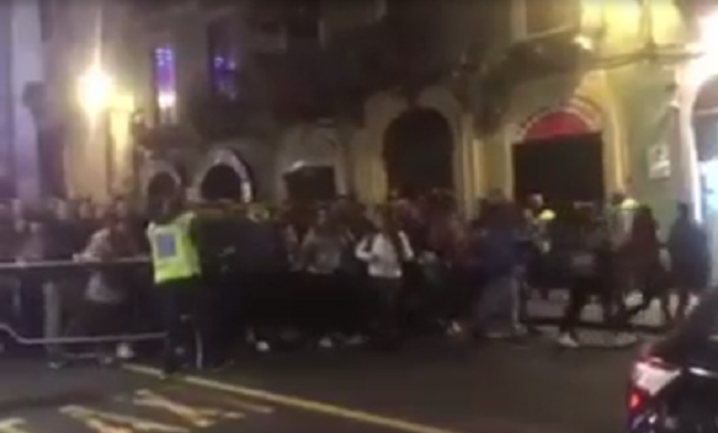 Sant’Agata, “scontri” per i fuochi del 3: sfondate le transenne, in barba alla sicurezza – VIDEO
