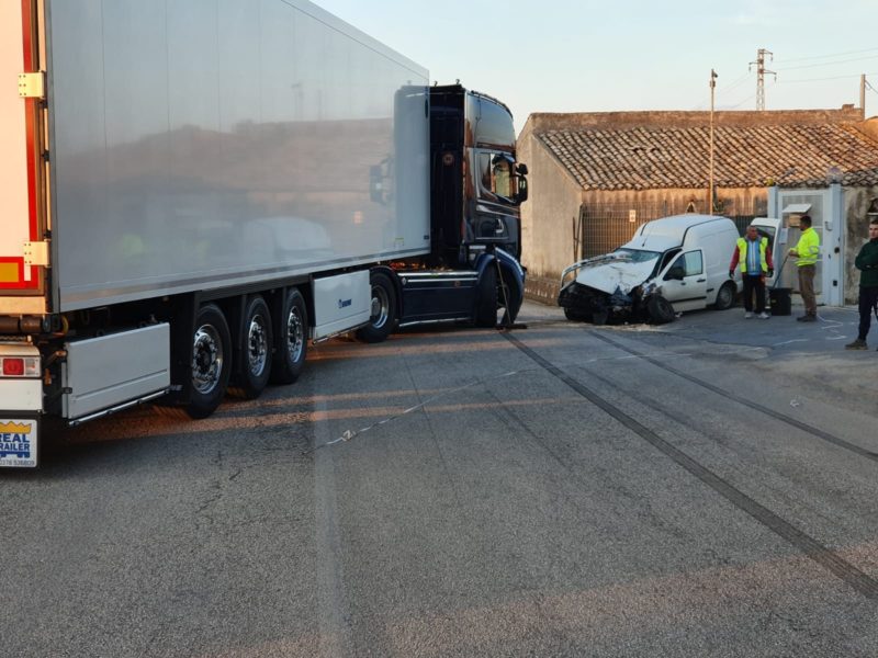 Incidente tir contro furgone, 30enne ricoverato in codice rosso: i DETTAGLI su quanto accaduto
