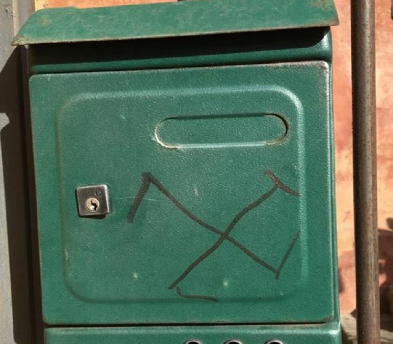 Posta antisemita in un museo siciliano, cassetta imbrattata con svastica e biglietto intimidatorio: “Giudeo di m…”