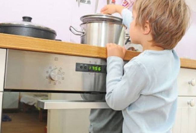Cadute dalle scale, ustioni e ferite da taglio: incidenti domestici in aumento