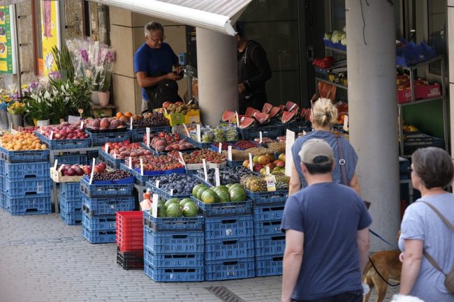 Borseggio al mercato: carabiniere libero dal servizio arresta due persone