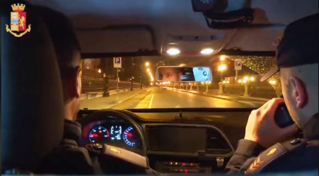 Rubano un’auto indisturbati, si “lanciano” dal mezzo alla vista degli agenti: ladri in fuga