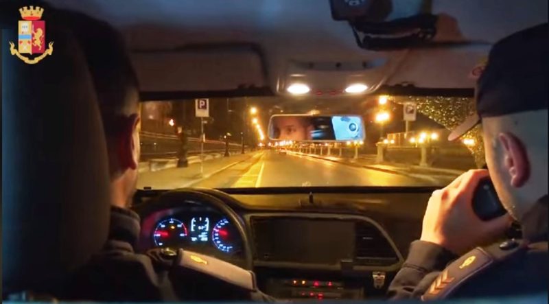 Rubano un’auto indisturbati, si “lanciano” dal mezzo alla vista degli agenti: ladri in fuga