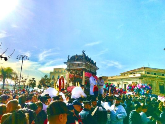 Sant’Agata, prosegue il giro esterno della città: il fercolo arriva alla Stazione Centrale – FOTO