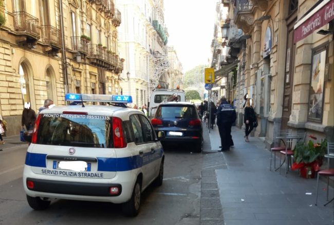 Sant’Agata, auto lungo il tragitto del fercolo in via Umberto: scatta la rimozione forzata