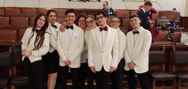 “La corazzata” dell’Istituto Karol Wojtyla di Catania schierata a Palazzo degli Elefanti per i fuochi “da sira ‘o tri”