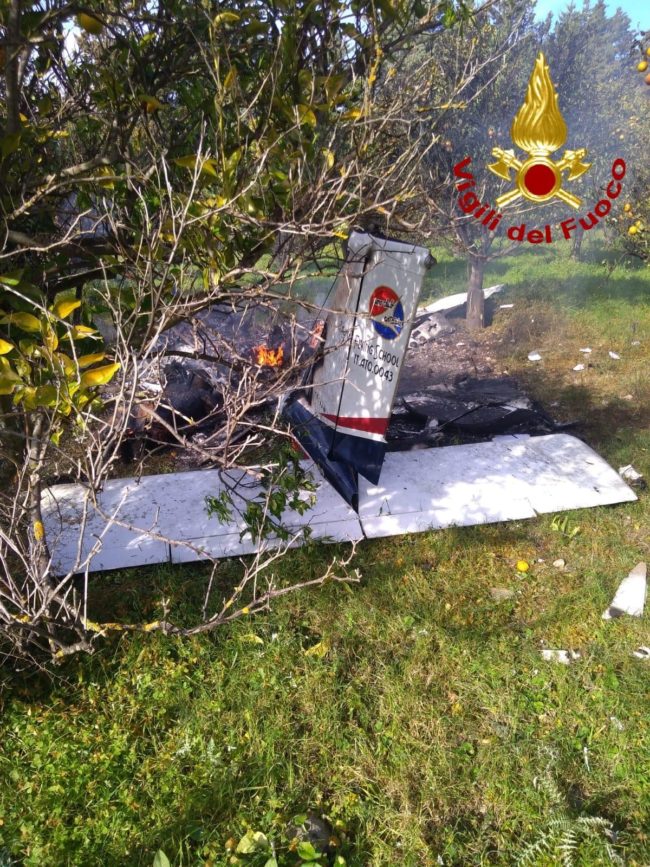 Velivolo precipita in campagna e prende fuoco: morti istruttore e allievo dell’Aero Club di Catania
