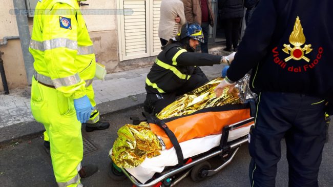 Intervento eccezionale nel Catanese: pesa più di 150 chili, impossibile fare uscire il paziente dalla scala. In azione i pompieri – FOTO