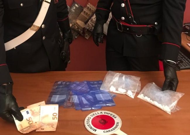 Cocaina nella cassetta di scarico del water e denaro in casa: arrestato 29enne