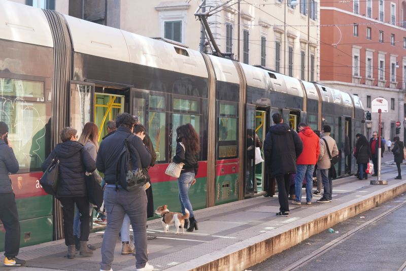 Pretende di salire sul tram senza biglietto, passeggero aggredisce vigilante: indagini in corso