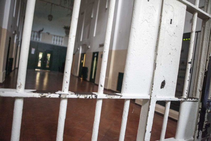 Operazione nel carcere di Augusta: trovati smartphone e microtelefoni