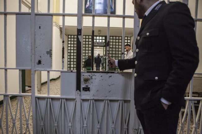 “Posso fare una telefonata?”: detenuto picchia a sangue un secondino