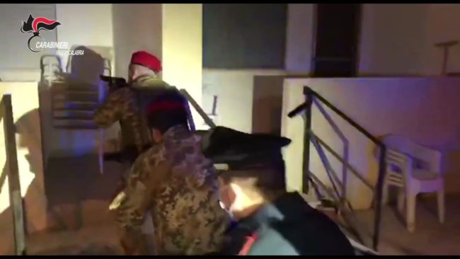 Arrestato latitante di 'Ndrangheta, tradito da sigaretta alla finestra