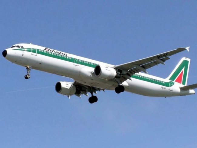 Coronavirus, per i passeggeri Alitalia uso obbligatorio delle mascherine