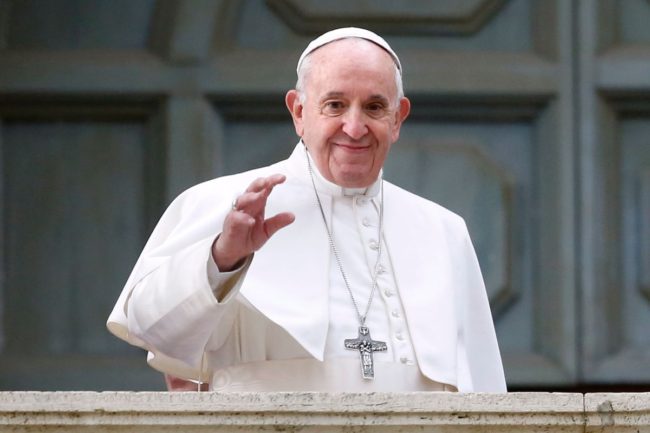 Coronavirus, Papa Francesco a piedi lungo le vie di Roma