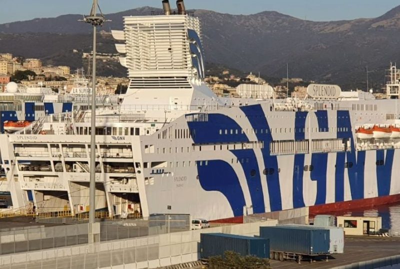 Coronavirus, consegnata a Genova la prima nave ospedale in Italia