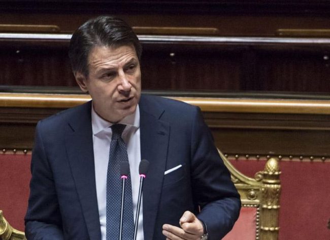 Conte firma Dpcm, stop attivita' non essensiali e spostamenti tra comuni