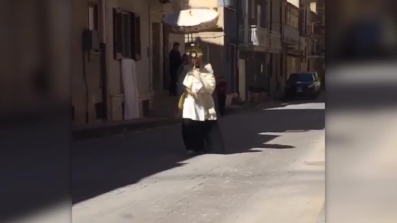 Caltanissetta, preti scalzi contro il coronavirus