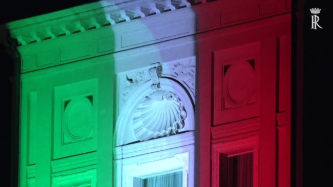 Il Torrino del Quirinale illuminato con il tricolore