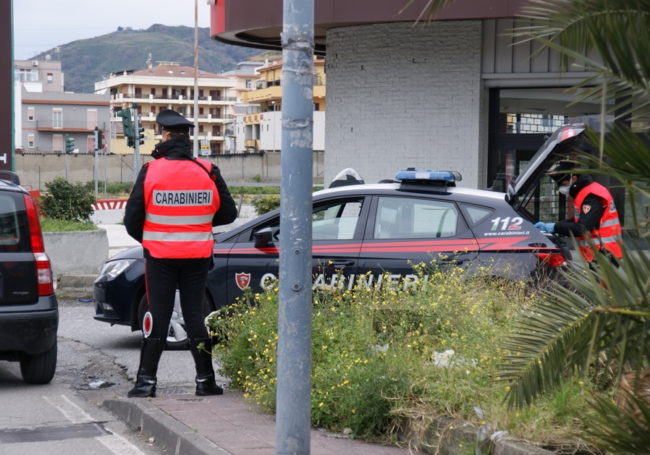 Senza documenti e patente finge di essere il fratello a posto di blocco: arrestato 30enne