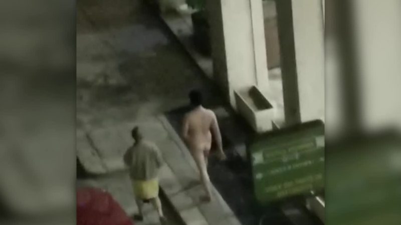 Cosa ci fa un uomo nudo in una strada di Palermo in piena emergenza coronavirus?