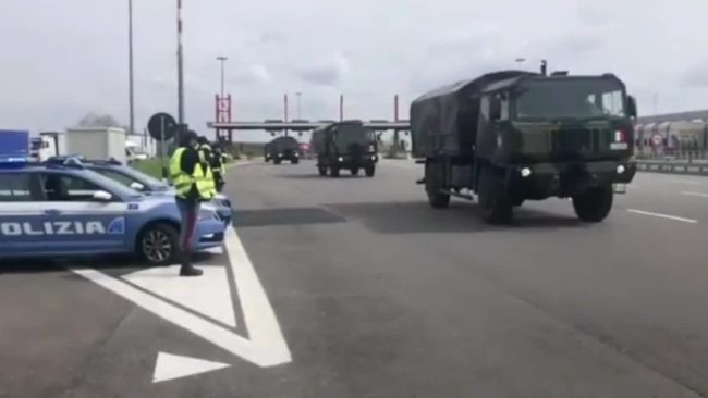 Coronavirus, il passaggio dei camion dell’esercito con le vittime