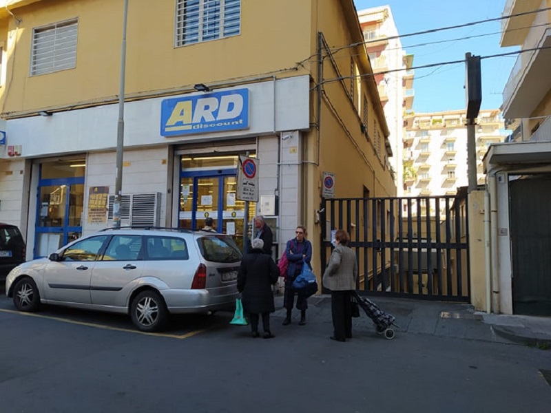 Catania, si entra a due alla volta al supermercato di via Agrigento: c’è chi mostra disappunto