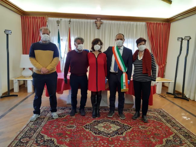 “Matrimonio al tempo del Coronavirus” ad Acireale, foto scatenano polemiche. Alì: “Voleva essere un messaggio di speranza”