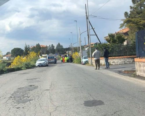 Paura nel Catanese, violento impatto tra due auto: elisoccorso sul posto, un ferito al Cannizzaro