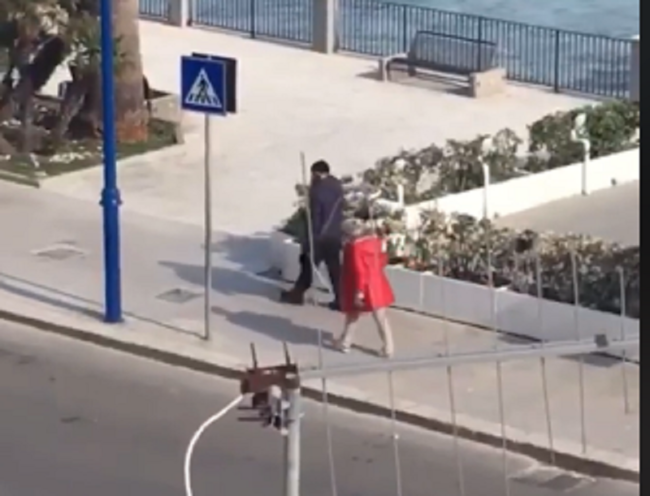 Le passeggiate in coppia ai tempi del Coronavirus, anziani in giro con il metro: il VIDEO spopola sui social
