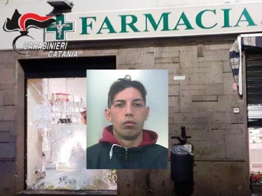 Ruba auto e tenta di sfondare vetrata di una farmacia del Catanese: in manette 25enne