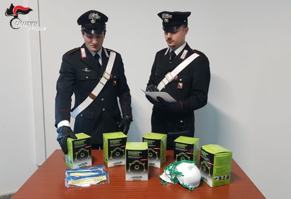 Mascherine acquistate a meno di un euro e rivendute a 30 euro: blitz in una ferramenta