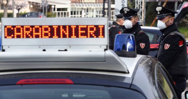 Via Zia Lisa, uomo inveisce contro agenti che gli sequestrano l’auto: era la seconda in due giorni
