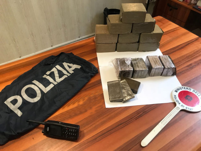 Blitz dei Falchi in hotel, nei guai due fidanzati con una valigia di hashish e soldi