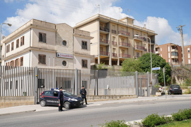 Minaccia e aggredisce gli agenti davanti al discount: scattano le manette