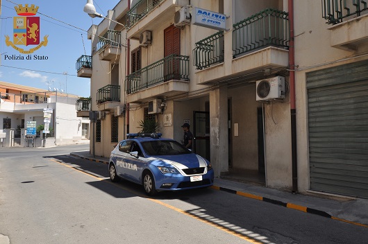 Esce di casa senza motivo e picchia poliziotti e vigili urbani: 32enne finisce in carcere