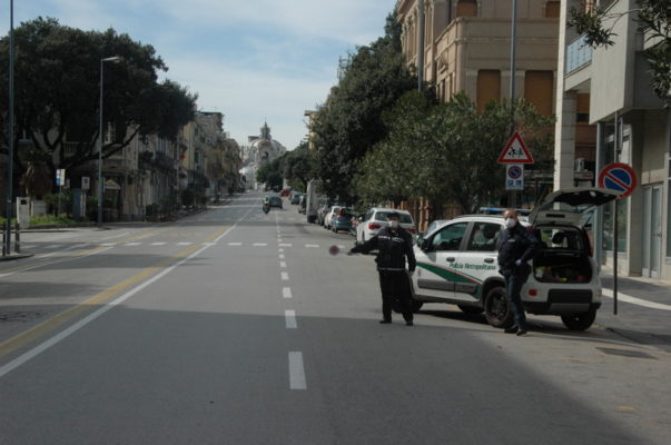 Polizia metropolitana attiva nel contrasto al Covid-19, controlli tra autocertificazioni dubbie e aree insolitamente trafficate