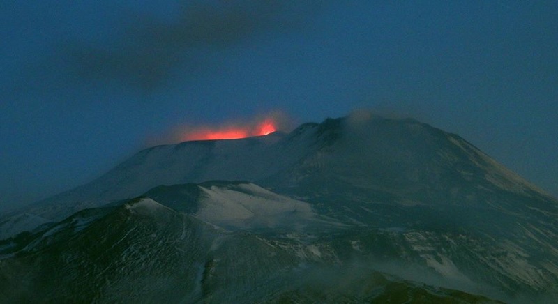 L’Etna “sovrasta” il Coronavirus. “U Mungibeddu” dà spettacolo, tra bagliori ed esplosioni: nuova cima in arrivo?