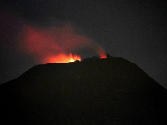Spettacolo Etna, eruzione con attività stromboliana a due bocche: cresce il cono centrale