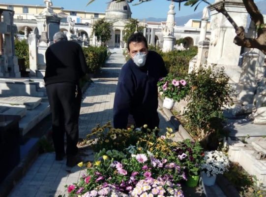 Coronavirus, gesto nobile a Riposto: vivaista dona fiori e piante al cimitero