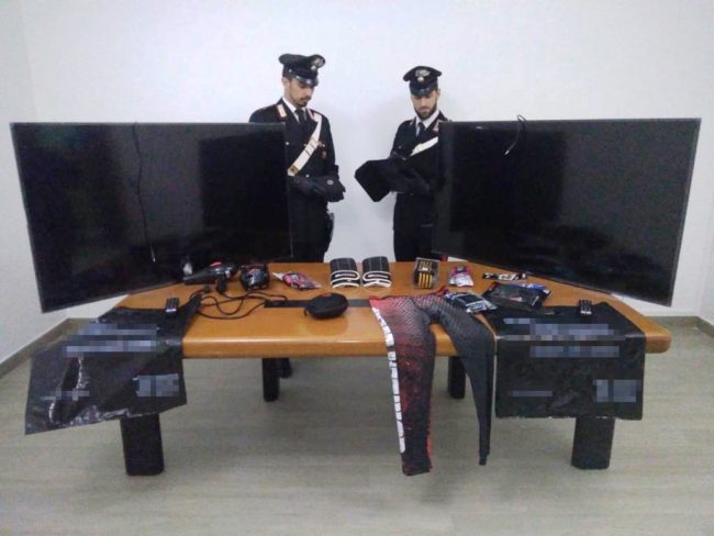 Rubano scooter e corrono a fare razzia in una palestra: bloccati due giovani fratelli con 4 televisori e integratori