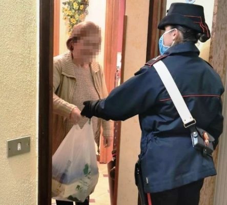 Anziana di 104 anni non riesce a fare la spesa: i carabinieri le portano a casa l’occorrente