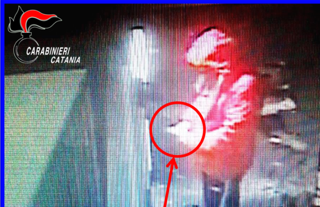 Parenti “serpenti” nel Catanese, ruba pensione del nonno con la complicità del convivente della sorella: arrestati