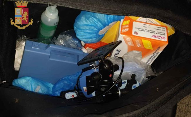 Ruba borsone da ospedale con materiale sanitario: calci e pugni ai poliziotti, arrestato