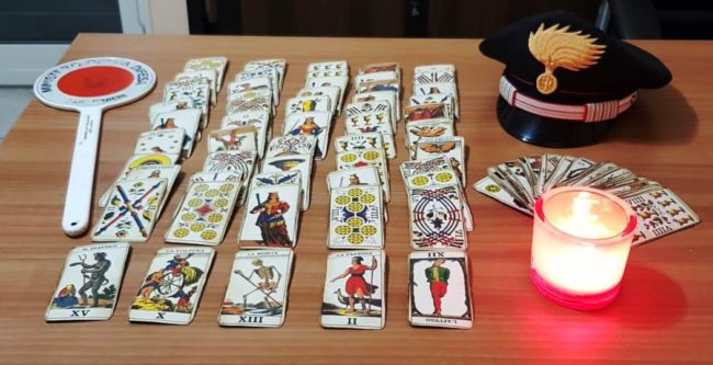 Fattucchiera del Catanese la convince a bruciare la casa dell’ex marito: guai per una 58enne e i due complici