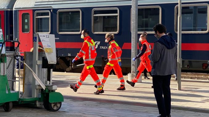 Covid-19, consiglieri comunali di Catania: “Bloccare ingresso in Sicilia per non vanificare sacrifici dei cittadini che rispettano le prescrizioni” Covid-19, consiglieri comunali di Catania: “Bloccare ingresso in Sicilia per non vanificare sacrifici dei cittadini che rispettano le prescrizioni”