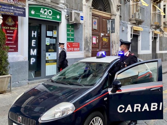 Catania, weed e sexy shop aperto nonostante l’emergenza Coronavirus: denunciati titolare e clienti