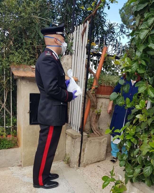 Ha bisogno di medicine salvavita ma non può ritirarle: carabinieri arrivano in soccorso di una 37enne