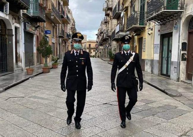 Dalla partita di calcetto in strada al bagno a mare: i cittadini violano le norme