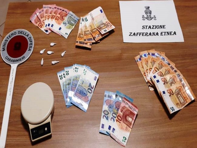 Spaccio “domiciliare” di cocaina nel Catanese: denunciata coppia di pusher e acquirenti